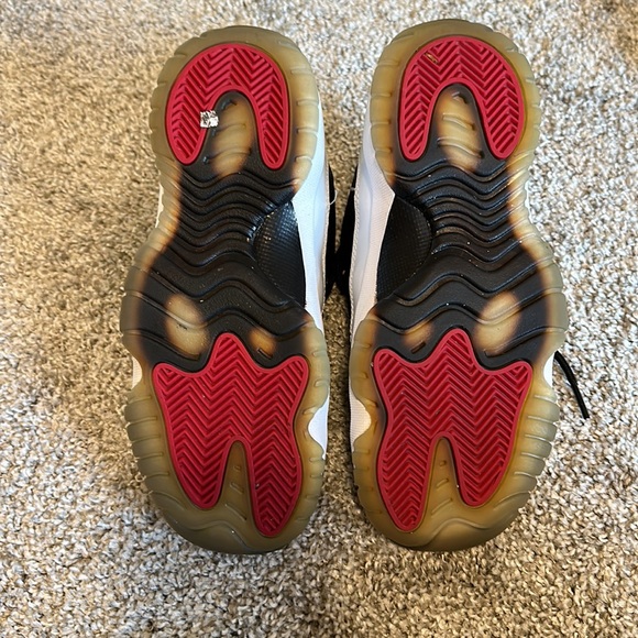Jordan 11 Low Tuxedo - Picture 7 of 7